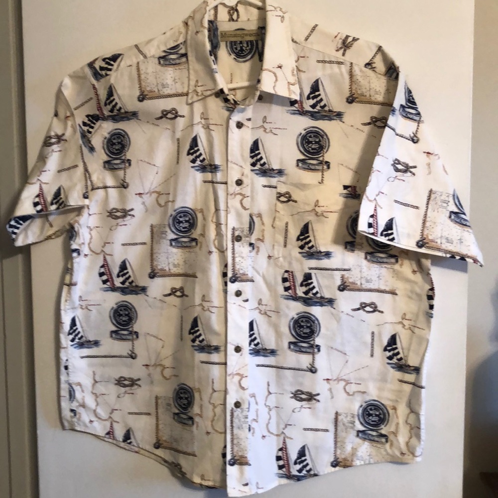 Men’s Munsingwear buttoned down shirt.